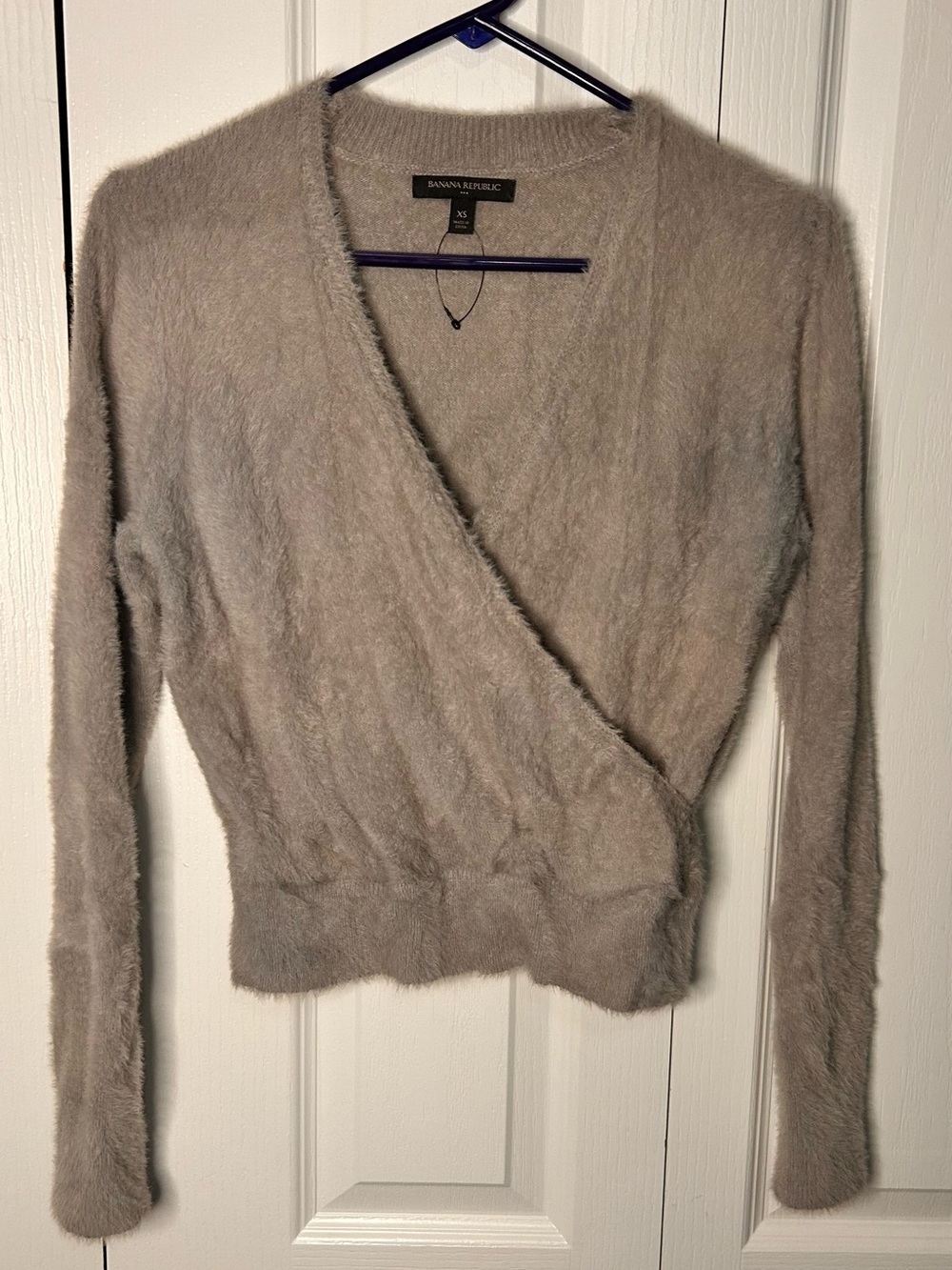 Banana Republic‎ Women's XS Gray Faux-Fur EyeLash V-Neck Cross Over Crop Sweater